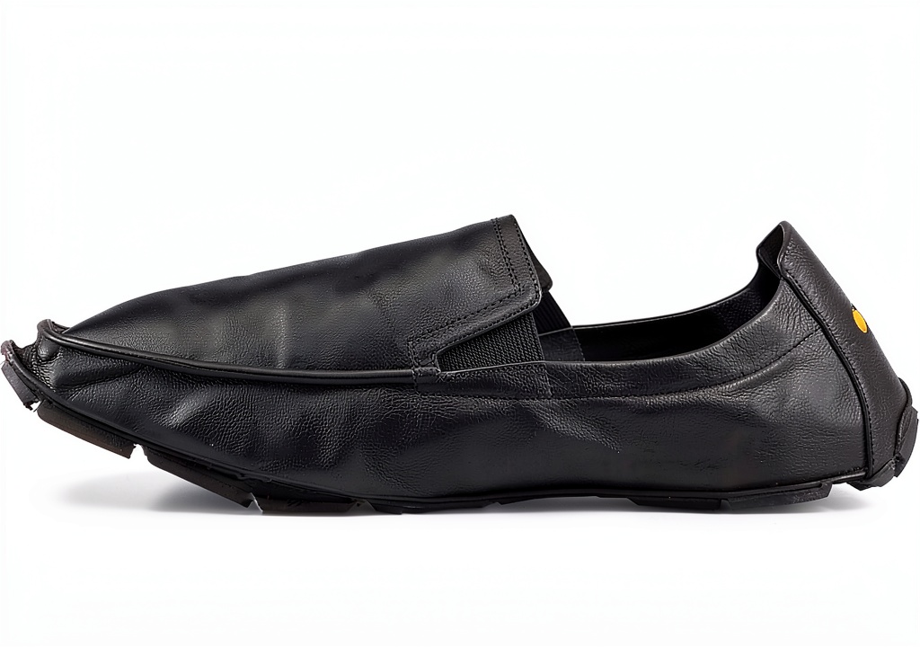 Chaussure Vibram pliable dépliée sur un sentier de randonnée montrant la flexibilité de la semelle