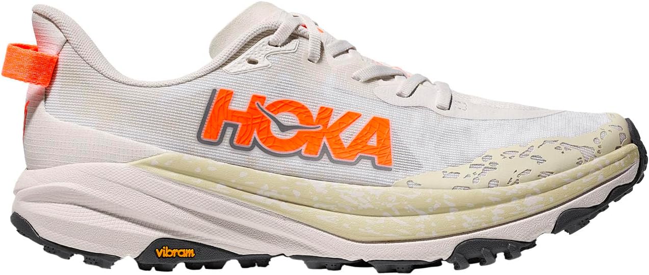 Chaussures de trail HOKA ONE ONE légères Vibram Megagrip posées sur un sentier forestier humide