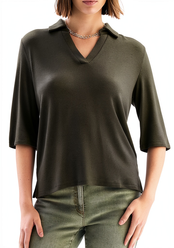 Blouse Caroll femme coton col chemise chic portée lors d'une pause café en terrasse